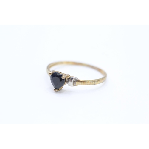 2061 - A 9ct gold sapphire single stone heart ring - approx. gross weight 0.9g