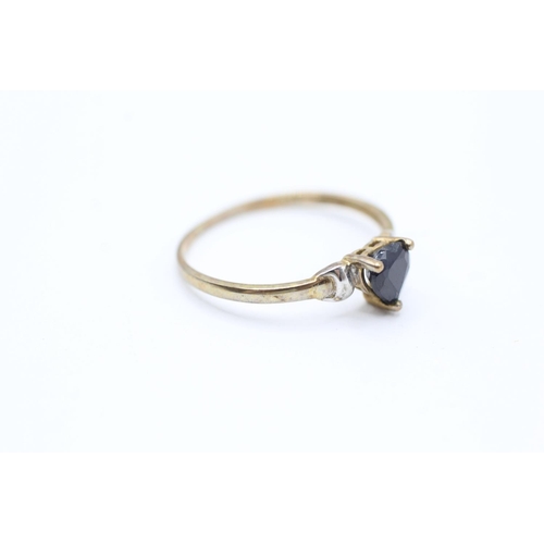 2061 - A 9ct gold sapphire single stone heart ring - approx. gross weight 0.9g