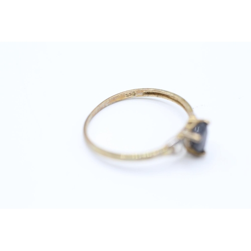 2061 - A 9ct gold sapphire single stone heart ring - approx. gross weight 0.9g