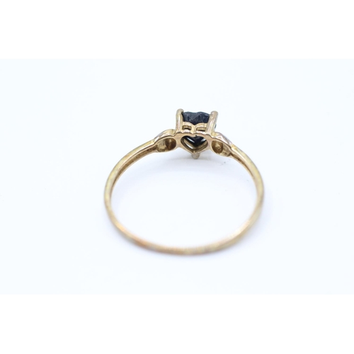 2061 - A 9ct gold sapphire single stone heart ring - approx. gross weight 0.9g