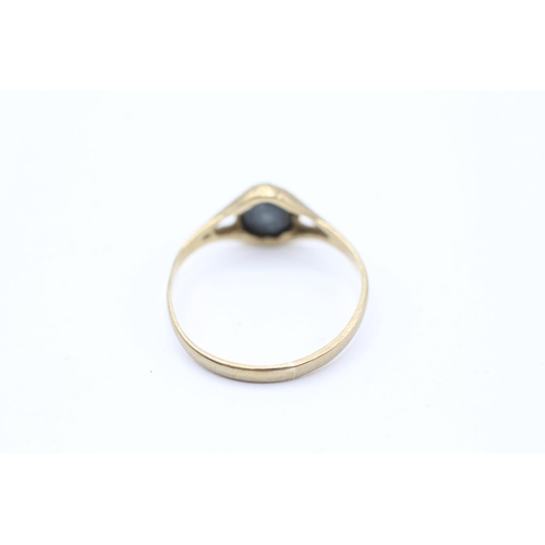 2068 - A 9ct gold hematite cameo signet ring - approx. gross weight 0.9g