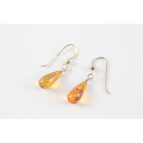 2069 - A pair of 9ct gold amber drop earrings - approx. gross weight 1g