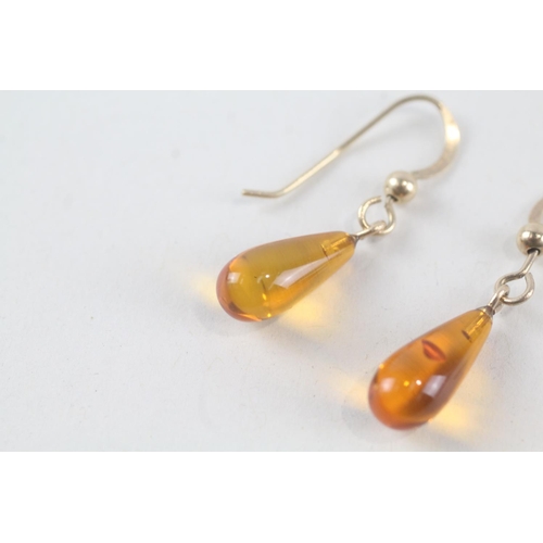 2069 - A pair of 9ct gold amber drop earrings - approx. gross weight 1g