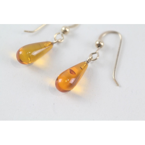 2069 - A pair of 9ct gold amber drop earrings - approx. gross weight 1g