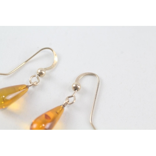 2069 - A pair of 9ct gold amber drop earrings - approx. gross weight 1g