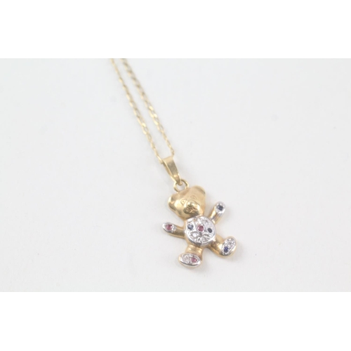 2077 - A 9ct gold bear pendant necklace set with ruby, sapphire and cubic zirconia - approx. gross weight 2... 