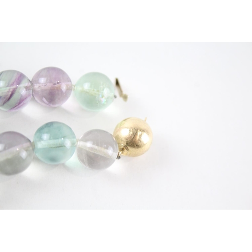 2080 - A vari-hue fluorite single strand necklace with 18ct gold clasp - approx. gross weight 98.4g