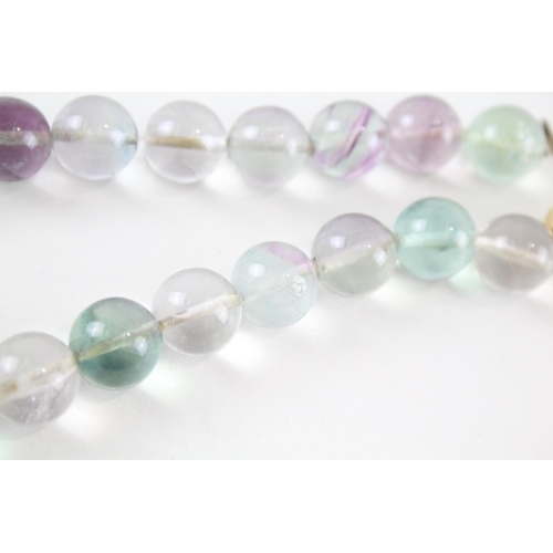 2080 - A vari-hue fluorite single strand necklace with 18ct gold clasp - approx. gross weight 98.4g