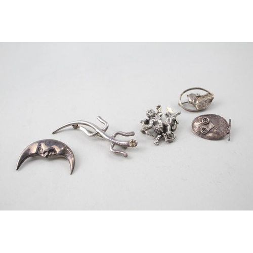 2089 - Five silver brooches, four hallmarked .925 and one stamped silver - approx. gross weight 32g