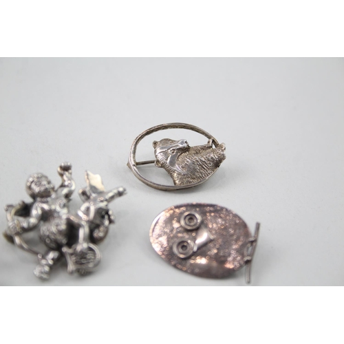 2089 - Five silver brooches, four hallmarked .925 and one stamped silver - approx. gross weight 32g