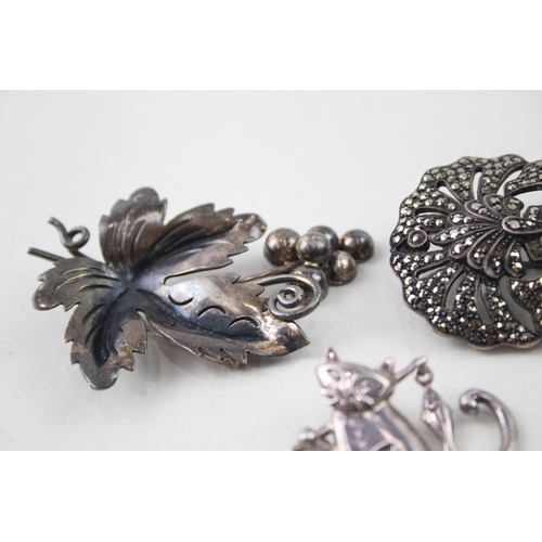 2104 - Four silver brooches, two .925, one .935 and one stamped silver - approx. gross weight 48g