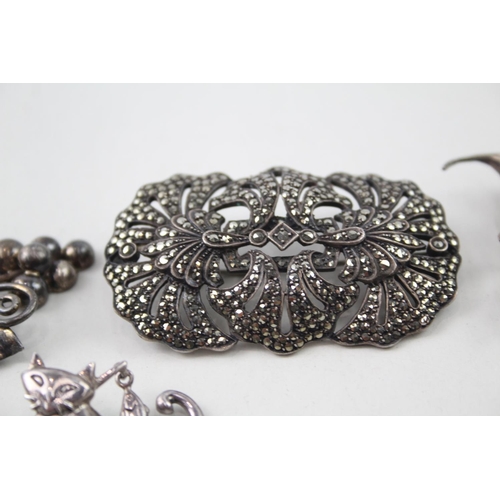 2104 - Four silver brooches, two .925, one .935 and one stamped silver - approx. gross weight 48g