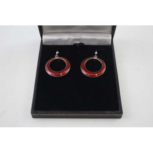 2105 - A pair of Ivar T Holth of Norway sterling silver and enamel drop earrings - approx. gross weight 5g