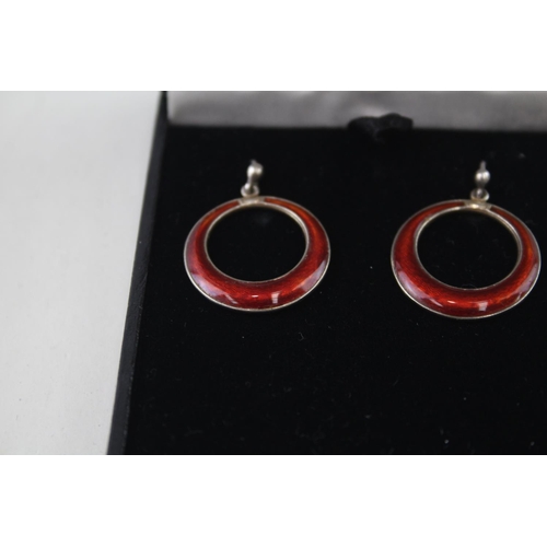 2105 - A pair of Ivar T Holth of Norway sterling silver and enamel drop earrings - approx. gross weight 5g