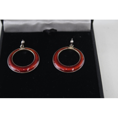 2105 - A pair of Ivar T Holth of Norway sterling silver and enamel drop earrings - approx. gross weight 5g