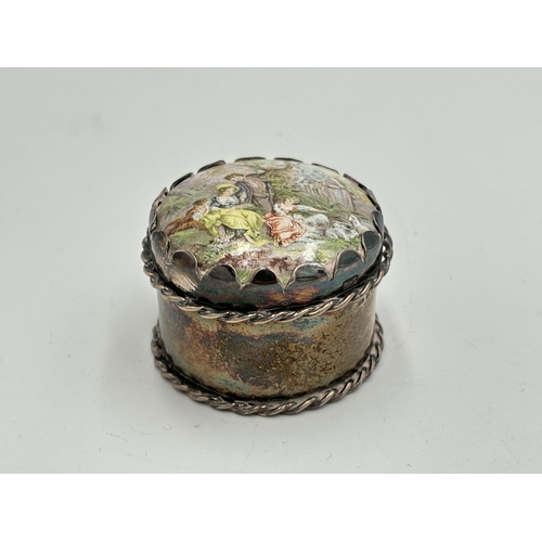 2204 - A hallmarked Birmingham silver pill box with enamel lid, dated 1976 - approx. gross weight 35g