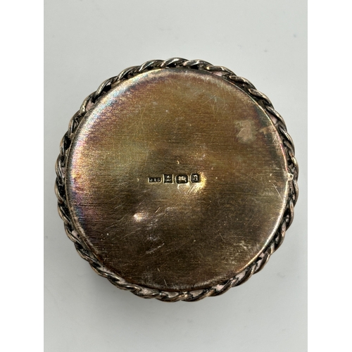 2204 - A hallmarked Birmingham silver pill box with enamel lid, dated 1976 - approx. gross weight 35g