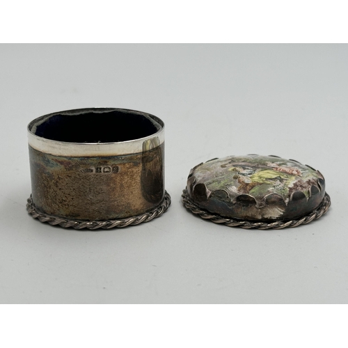 2204 - A hallmarked Birmingham silver pill box with enamel lid, dated 1976 - approx. gross weight 35g