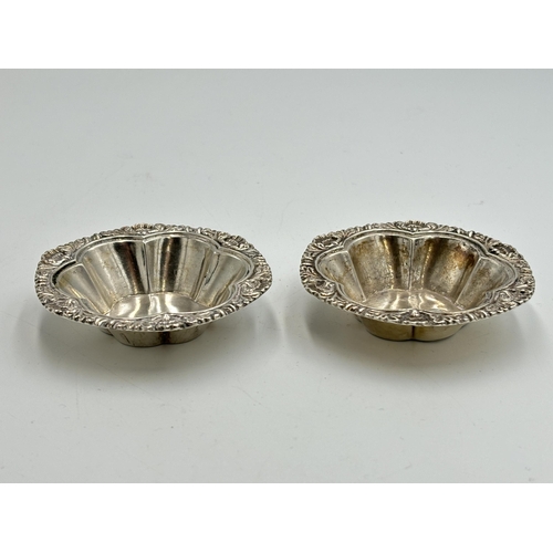 2212 - A pair of hallmarked Sheffield silver trinket dishes, dated 1903 - approx. gross weight 38g