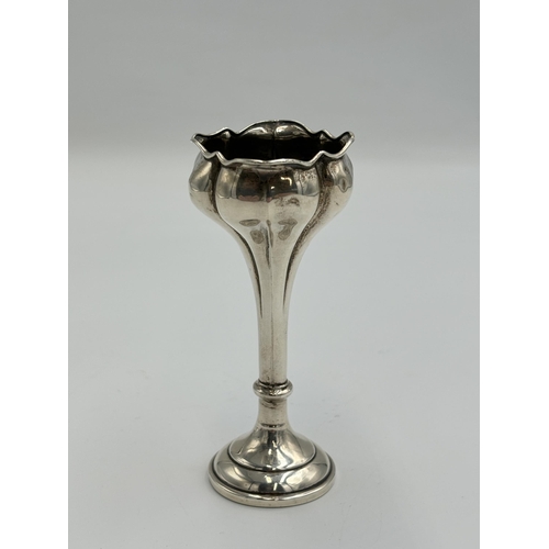 2217 - A hallmarked sterling silver weighted crocus shaped bud vase - approx. 9cm high