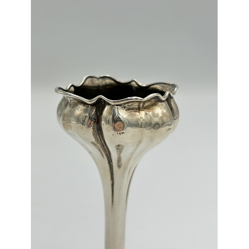 2217 - A hallmarked sterling silver weighted crocus shaped bud vase - approx. 9cm high