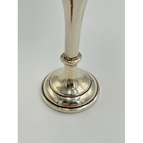 2217 - A hallmarked sterling silver weighted crocus shaped bud vase - approx. 9cm high