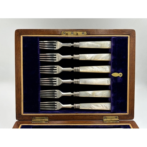 2218 - An oak cased hallmarked Sheffield silver and mother of pearl handled 12 piece cutlery set, dated 190... 