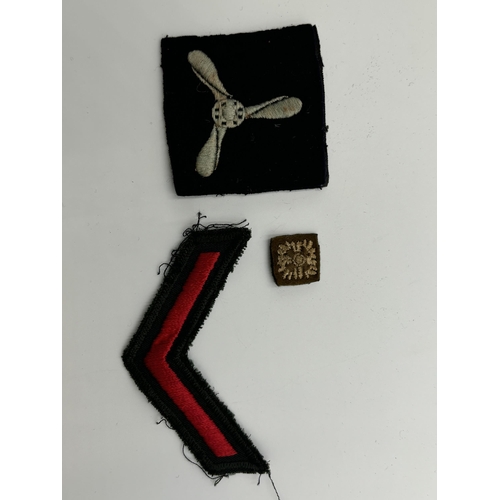 2295 - Ten military cloth patches and epaulettes to include Cheshire A.C.F. etc.