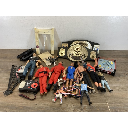 424 - A collection of toys to include Jakks Pacific WWF wrestling figurines, Hasbro 1999 Action Man, Hasbr... 