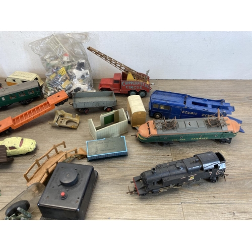 425 - A collection of vintage toys to include Tri-ang model locomotive, diecast model vehicles, Britains f... 