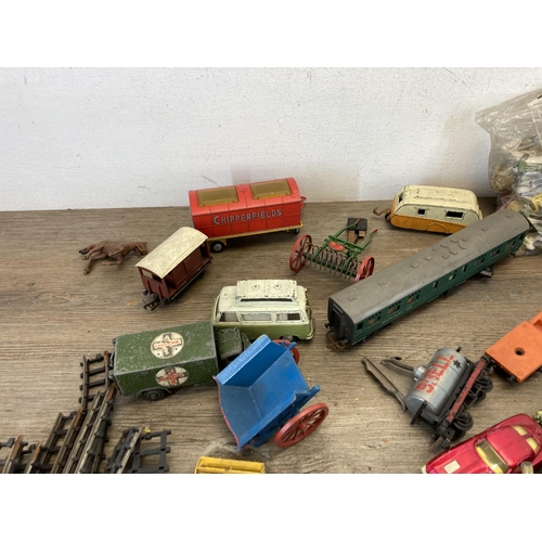 425 - A collection of vintage toys to include Tri-ang model locomotive, diecast model vehicles, Britains f... 