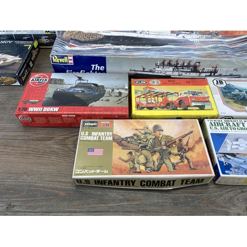 435 - A large collection of model kits to include Airfix, Hasegawa, Mitsuwa, Heljan, Revell etc.