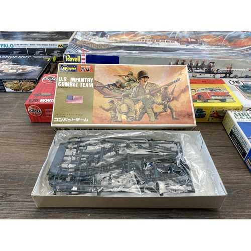 435 - A large collection of model kits to include Airfix, Hasegawa, Mitsuwa, Heljan, Revell etc.