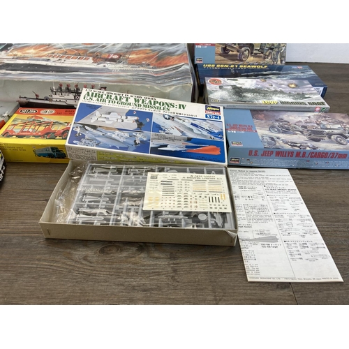 435 - A large collection of model kits to include Airfix, Hasegawa, Mitsuwa, Heljan, Revell etc.