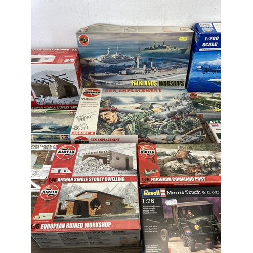 442 - A collection of model kits to include Airfix, Trumpeter, Tamiya, Revell etc.