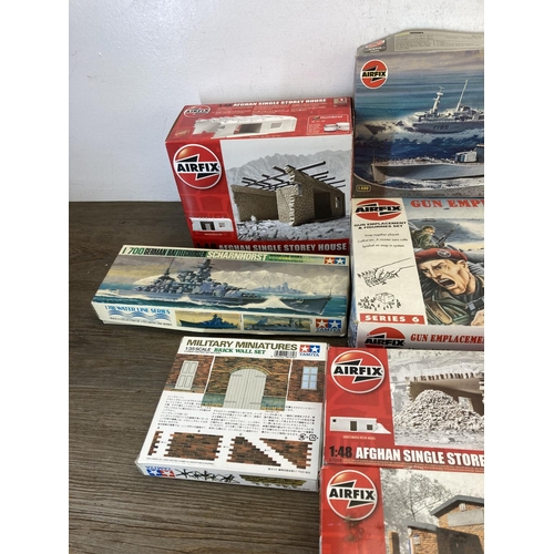 442 - A collection of model kits to include Airfix, Trumpeter, Tamiya, Revell etc.