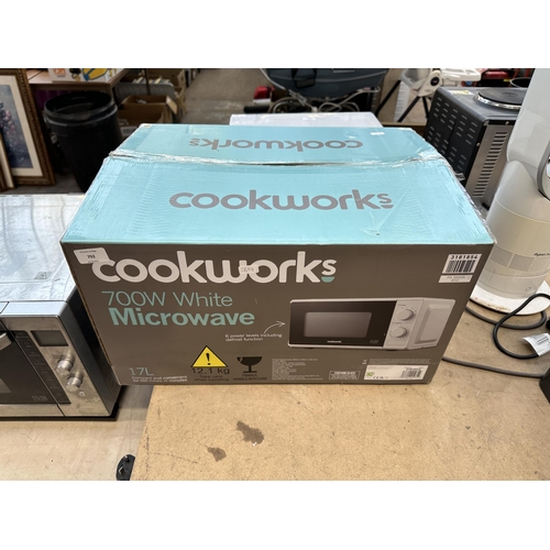 792 - A boxed Cookworks 700w microwave oven