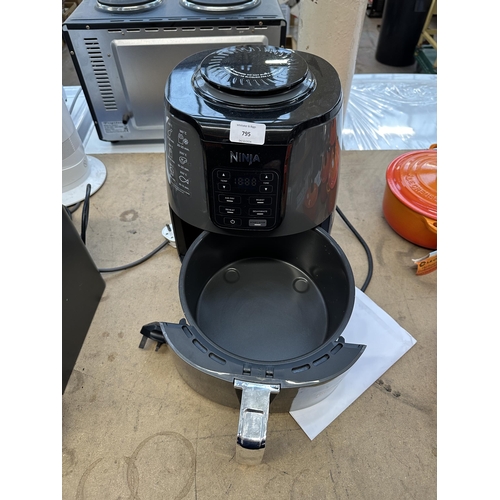 795 - A Ninja AF100UKS5 air fryer with instruction manual