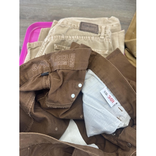 512 - Five pairs of men's trousers to include River Island, Denim Co, Levi's etc.