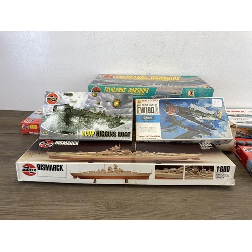 499 - A large collection of model kits to include Airfix, Heller, Frog, Hasegawa, Revell etc.