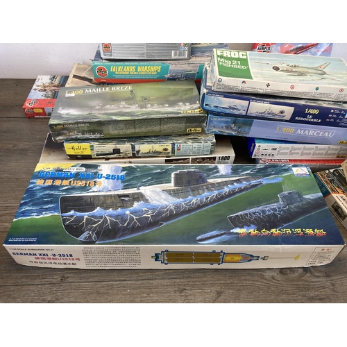 499 - A large collection of model kits to include Airfix, Heller, Frog, Hasegawa, Revell etc.