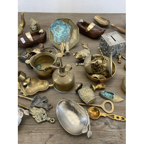 402 - A collection of vintage metalware to include brass teapot, brass owl ornament, brass frog ornament e... 