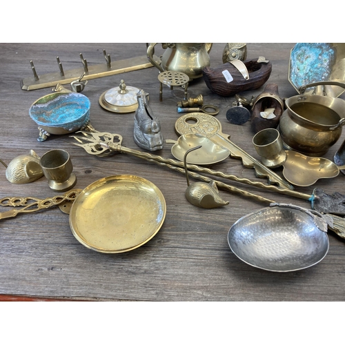 402 - A collection of vintage metalware to include brass teapot, brass owl ornament, brass frog ornament e... 