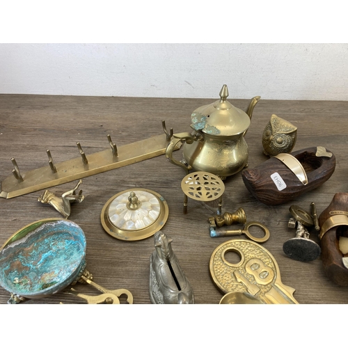 402 - A collection of vintage metalware to include brass teapot, brass owl ornament, brass frog ornament e... 