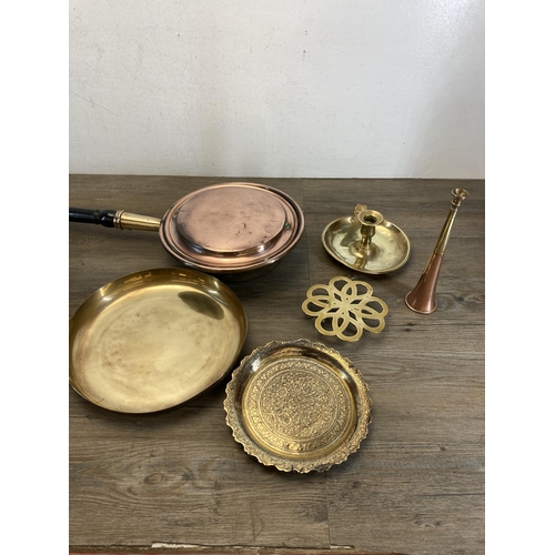 411 - A collection of antique and later metalware to include 19th century copper and brass bed warming pan... 