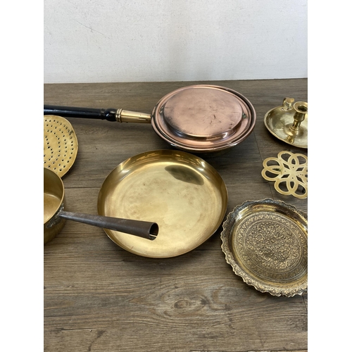 411 - A collection of antique and later metalware to include 19th century copper and brass bed warming pan... 