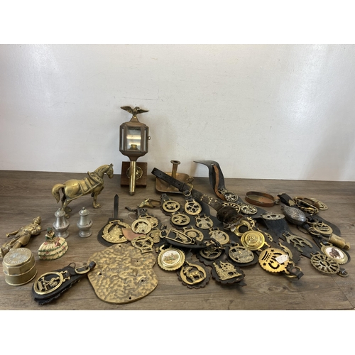 412 - A collection of antique and later metalware to include horse brasses, chamberstick, American style w... 