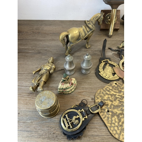 412 - A collection of antique and later metalware to include horse brasses, chamberstick, American style w... 