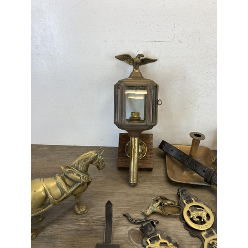 412 - A collection of antique and later metalware to include horse brasses, chamberstick, American style w... 