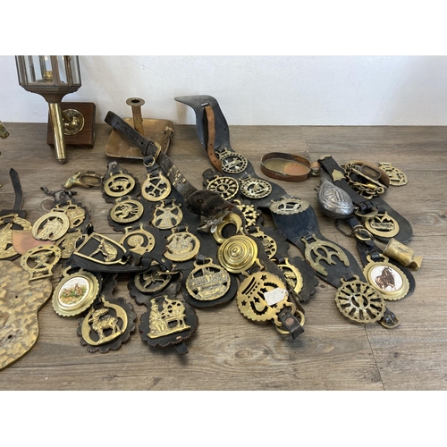 412 - A collection of antique and later metalware to include horse brasses, chamberstick, American style w... 